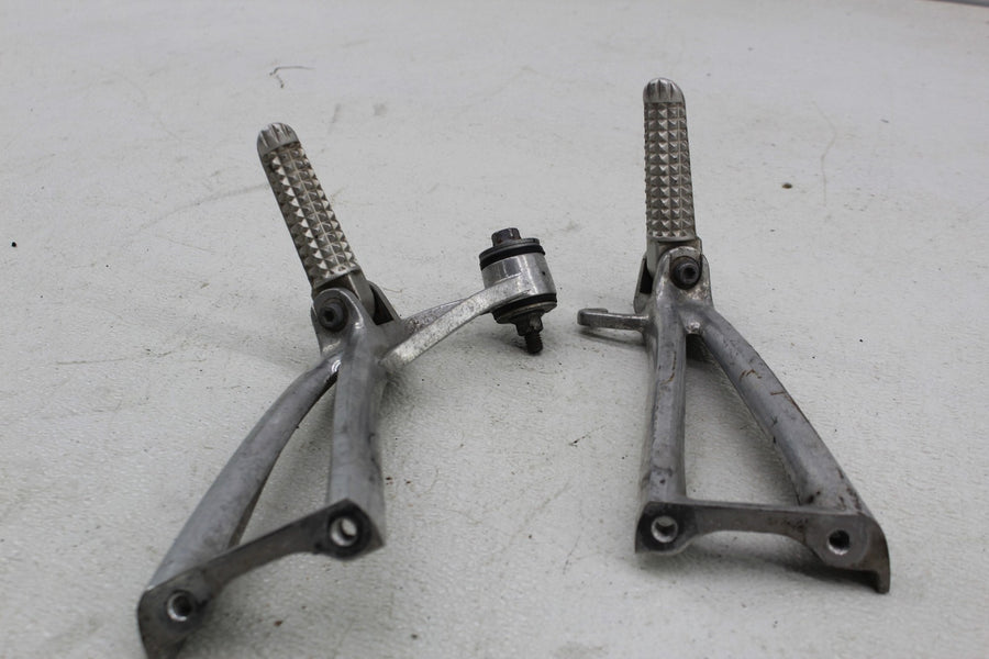 03-05 YAMAHA YZF R6 RIGHT LEFT REAR BACK PASSENGER FOOT STEP PEGS PAIR