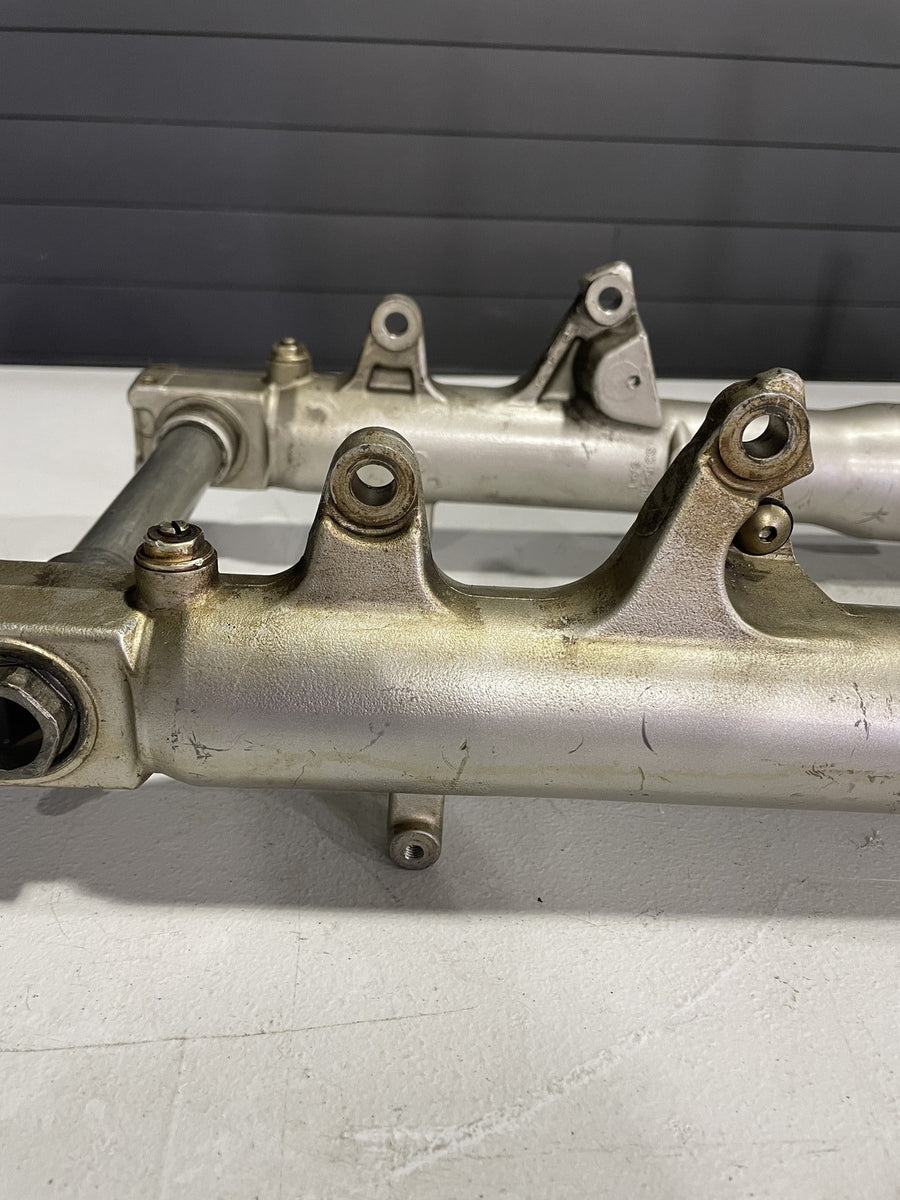 97-00 SUZUKI GSXR600 FRONT FORKS SHOCK SUSPENSION PAIR LOWER TRIPLE TREE