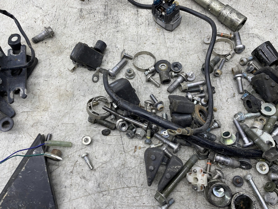 06-15 YAMAHA FZ1 PARTS AND HARDWARE LOT W/ BRAKE LIGHT