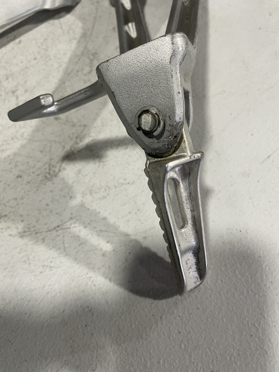 05-06 SUZUKI GSXR1000 REAR BACK PASSENGER PEG SET PAIR
