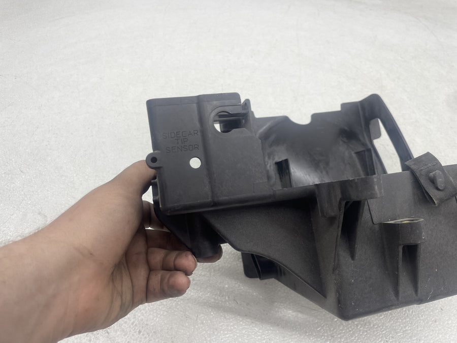 07-11 HARLEY-DAVIDSON ELECTRA GLIDE CLASSIC FLHTC BATTERY TRAY BOX HOLDER