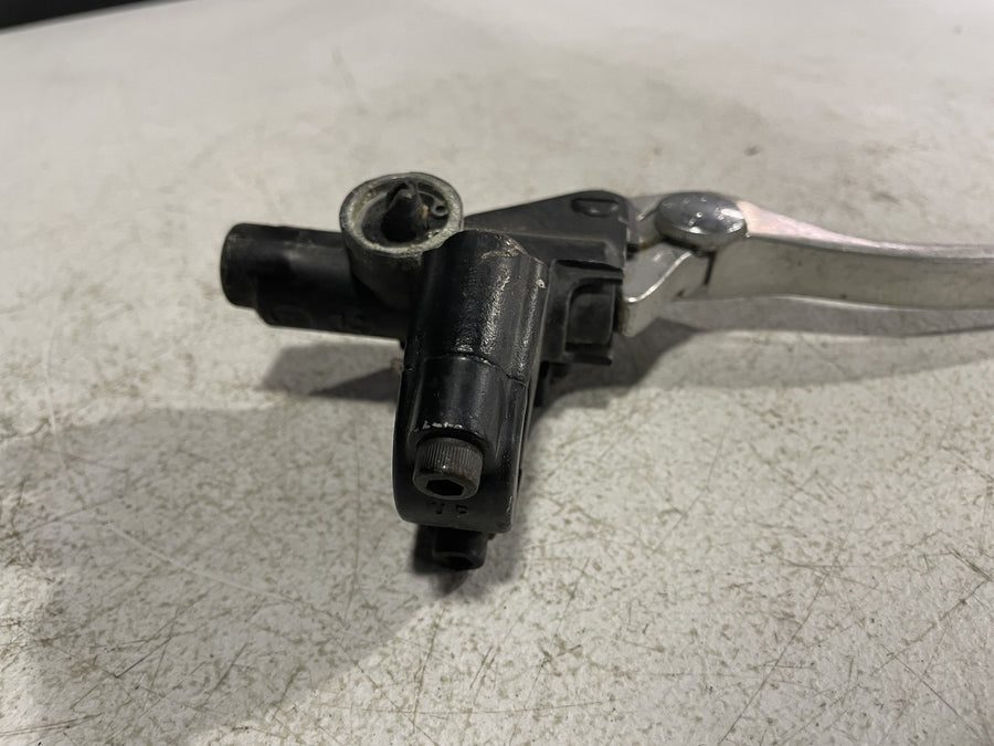 99-02 YAMAHA YZF R6 FRONT BRAKE MASTER CYLINDER W/ LEVER 4SV-W2587-10-00