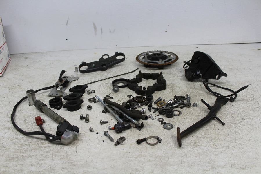 05 SUZUKI GSXR600 PARTS AND HARDWARE NUTS BOLTS HUB COVER UPPER TREE STAND MOUNT