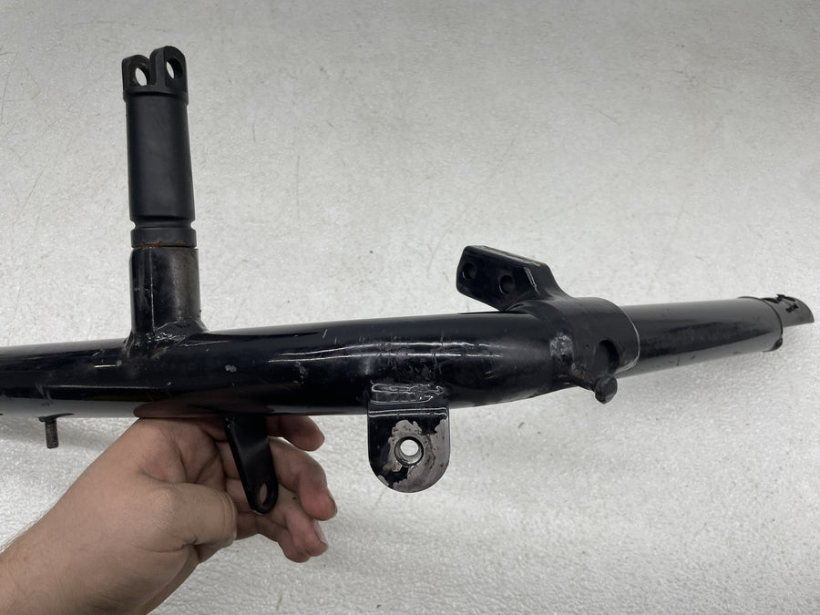 06-07 HARLEY-DAVIDSON STREET ROD VRSCR LEFT LOWER FRAME RAIL SUPPORT BRACKET