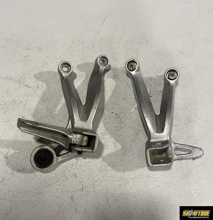 00-03 SUZUKI GSXR750 REAR BACK PASSENGER PEG SET PAIR 43600-35F00 43700-35F00