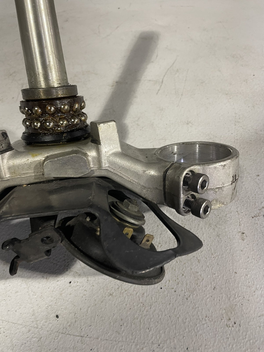 04-06 YAMAHA YZF R1 FRONT FORKS CLAMP LOWER TRIPLE TREE STEM