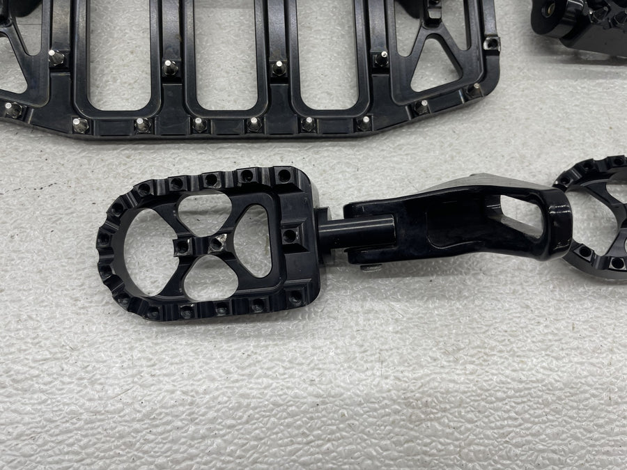 17-23 HARLEY-DAVIDSON STREET GLIDE SPECIAL FLHXS FOOTPEGS SET FLOORBOARDS PEDALS