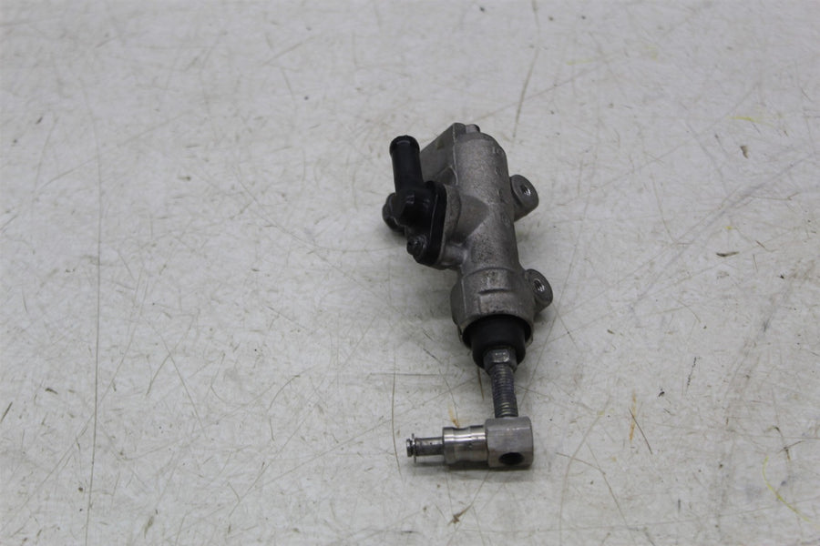 03-04 SUZUKI GSXR1000 REAR BACK BRAKE CALIPER MASTER CYLINDER RESERVOIR (READ)