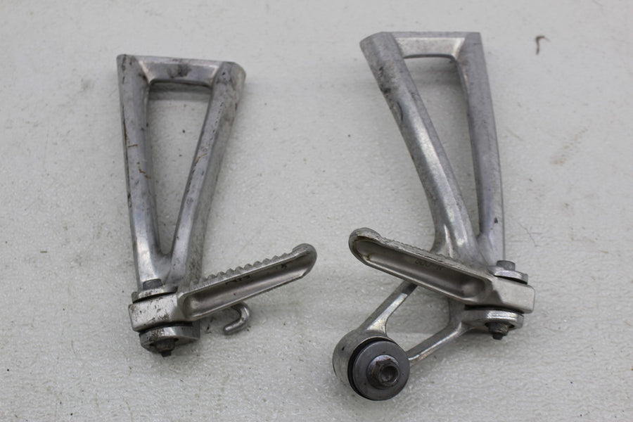 03-05 YAMAHA YZF R6 RIGHT LEFT REAR BACK PASSENGER FOOT STEP PEGS PAIR