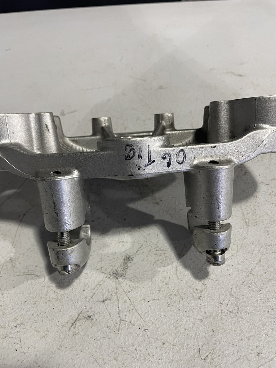 2006 TRIUMPH TIGER FORKS UPPER TRIPLE TREE CLAMP
