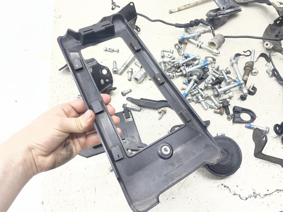 20-24 HARLEY-DAVIDSON SOFTAIL STANDARD FXST PARTS HARDWARE