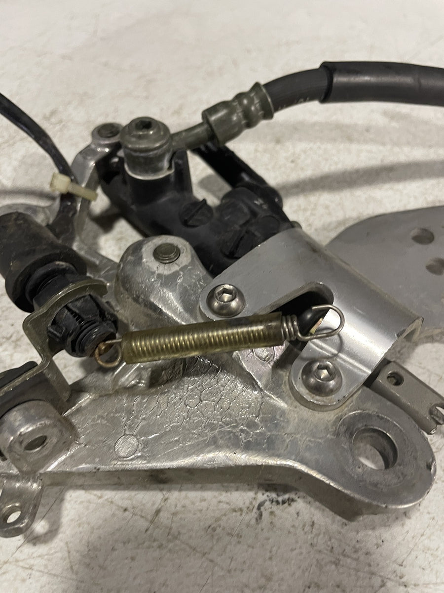 99-02 YAMAHA YZF R6 RIGHT REARSET REAR MASTER DRIVER FOOT PEG REST STOP