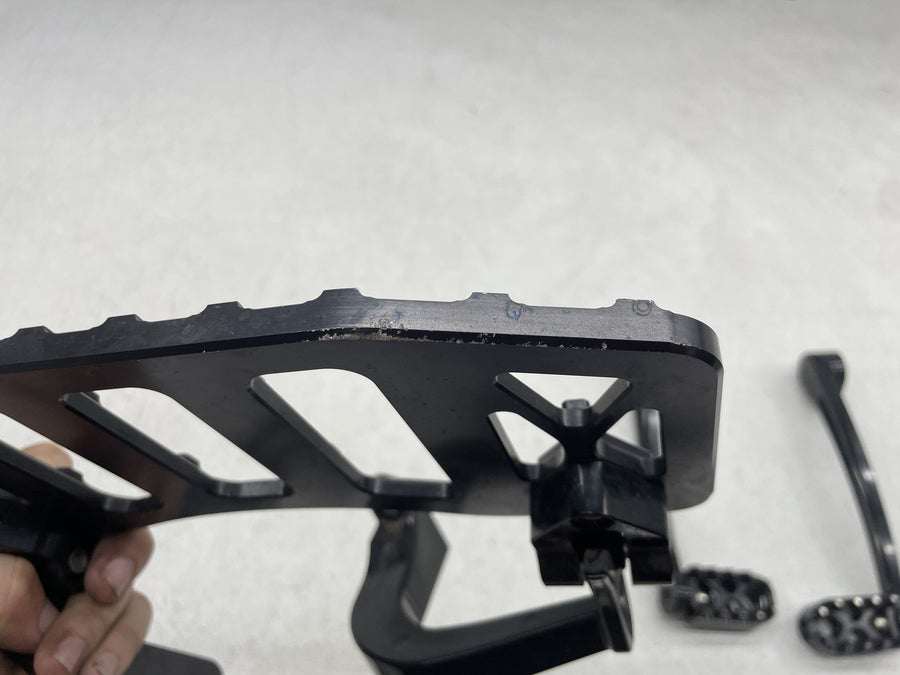 17-23 HARLEY-DAVIDSON STREET GLIDE SPECIAL FLHXS FOOTPEGS SET FLOORBOARDS PEDALS