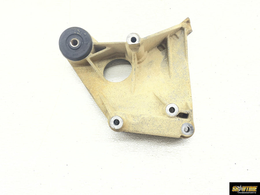 20 CAN-AM MAVERICK X3 DS TURBO MOTOR ENGINE TRANSMISSION MOUNT STAY BRACKET