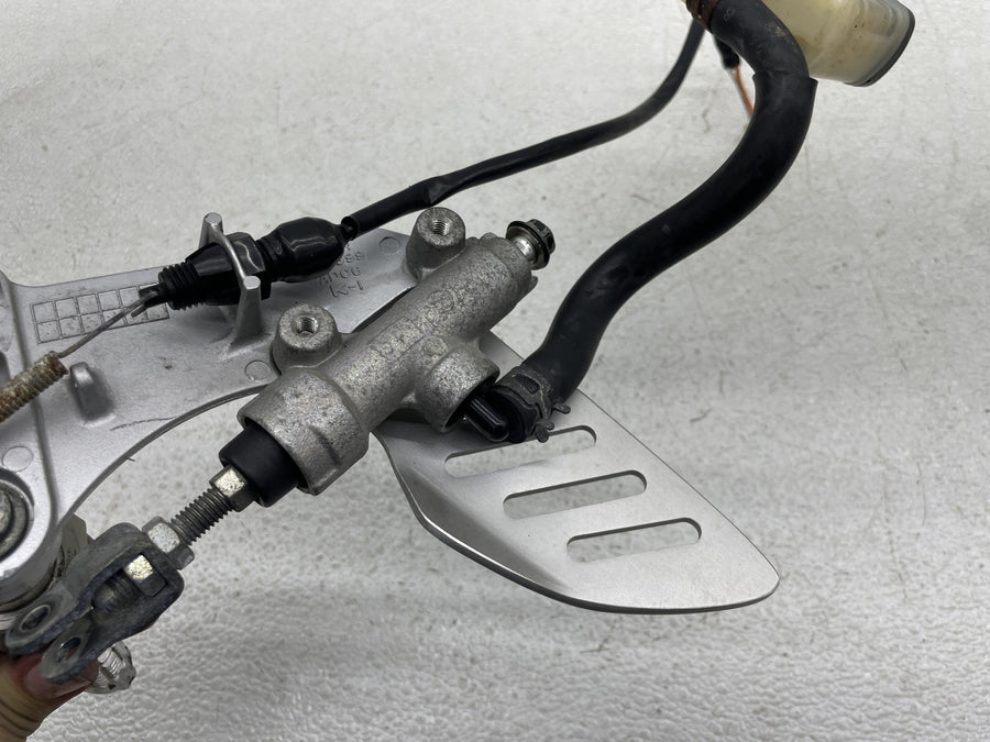 06-07 SUZUKI GSXR600 RIGHT REARSET REAR SET DRIVER FOOT PEG W/ REAR MASTER