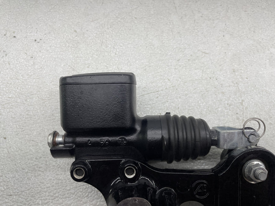 18-23 HARLEY-DAVIDSON STREET BOB REAR BACK BRAKE MASTER CYLINDER W/ MOUNT