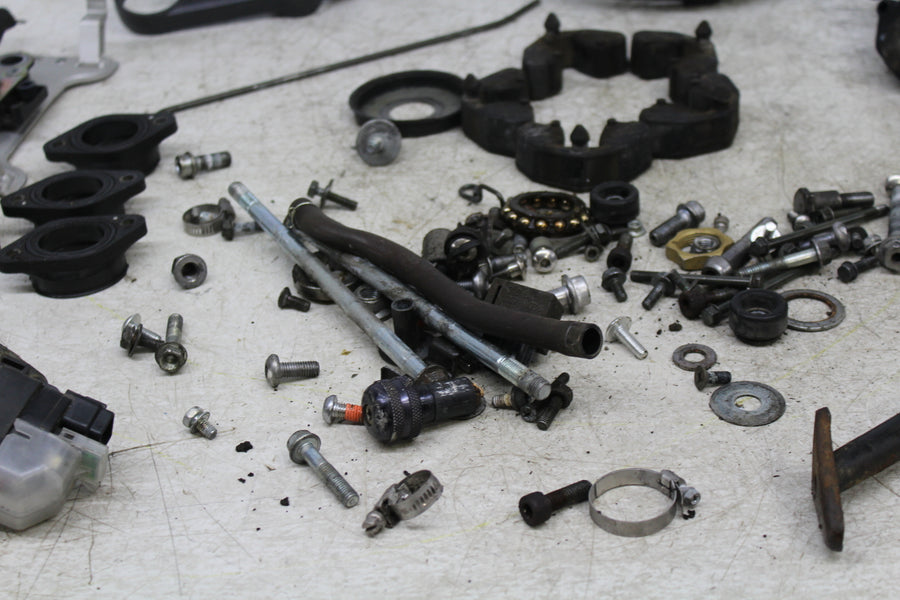 05 SUZUKI GSXR600 PARTS AND HARDWARE NUTS BOLTS HUB COVER UPPER TREE STAND MOUNT