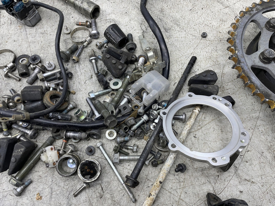 06-15 YAMAHA FZ1 PARTS AND HARDWARE LOT W/ BRAKE LIGHT