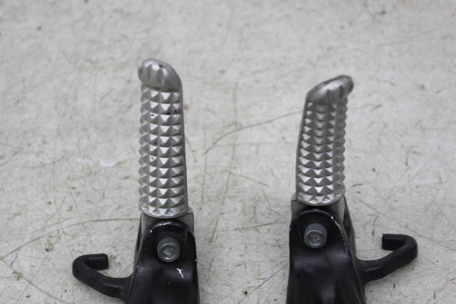 08-16 YAMAHA YZF R6 RIGHT LEFT REAR BACK PASSENGER PEGS STEPS PAIR (SEE DESCP)