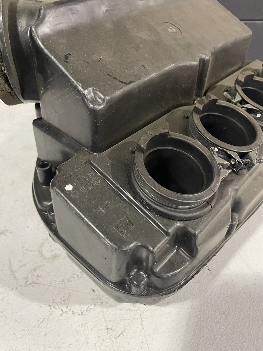 06-07 SUZUKI GSXR600 AIRBOX AIR INTAKE FILTER BOX 13700-01H01
