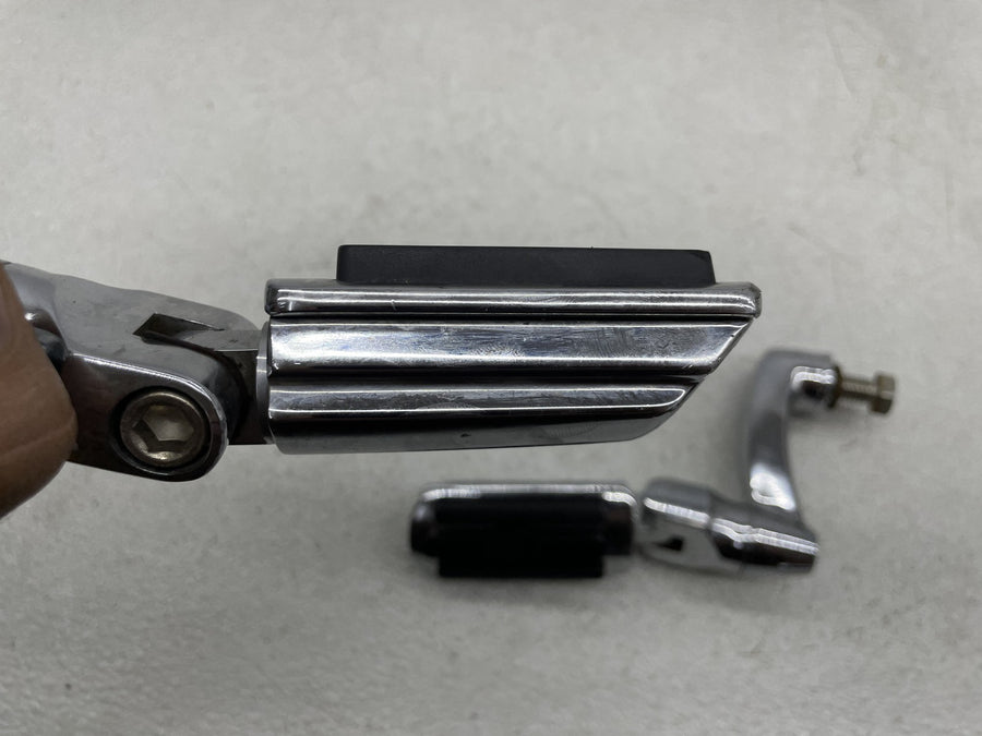 07-11 HARLEY-DAVIDSON ROAD KING CLASSIC FLHRC FRONT HIGHWAY FOOTPEGS PAIR