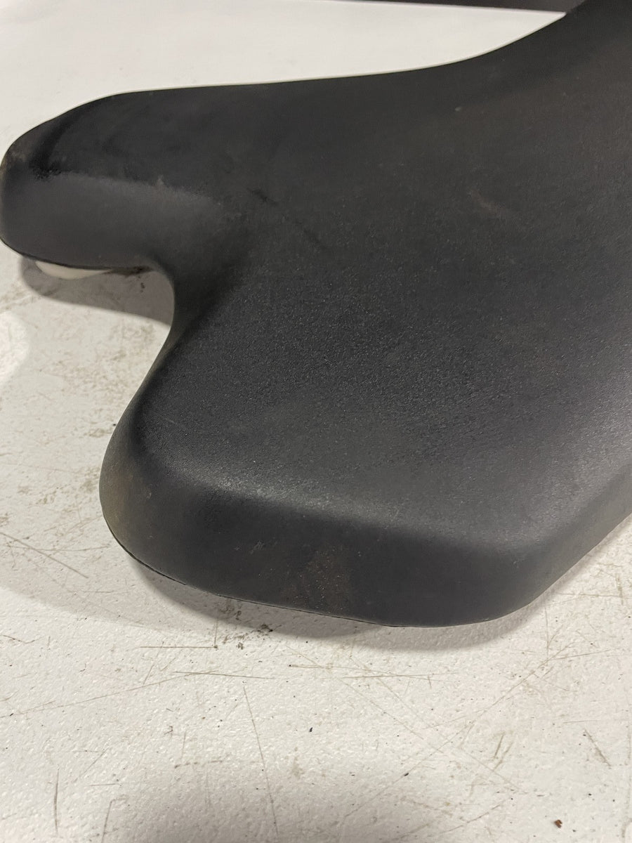 08-16 YAMAHA YZF R6 FRONT DRIVERS SEAT PAD SADDLE PILLION 13S-24710-00-00