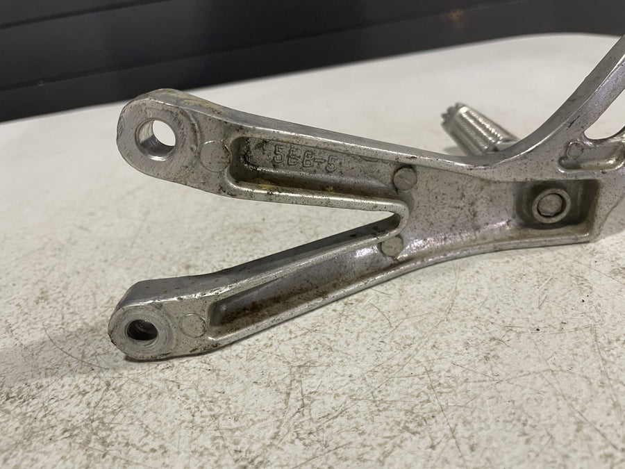 99-02 YAMAHA YZF R6 REAR BACK PASSENGER PEG SET PAIR 5EB-27430-00-00