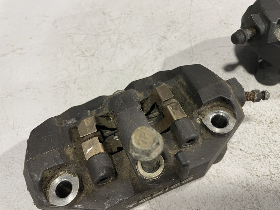 06-07 SUZUKI GSXR600 RIGHT LEFT FRONT BRAKE CALIPER SET PAIR CALIPERS