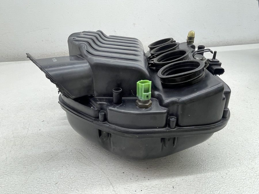 04-05 SUZUKI GSXR750 AIRBOX AIR INTAKE FILTER BOX 13700-30G00