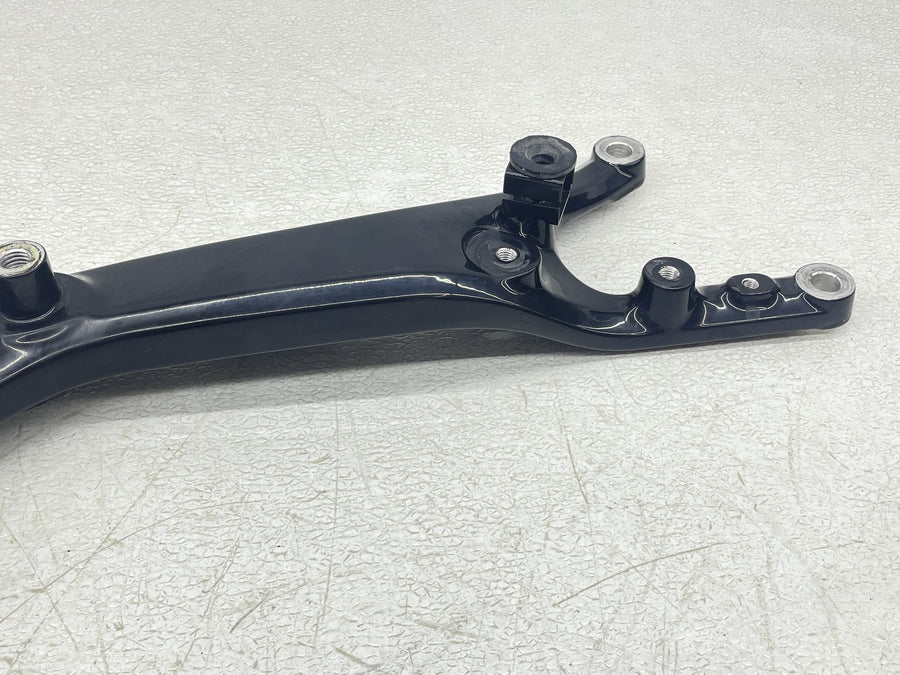 25-26 HARLEY-DAVIDSON NIGHTSTER RH975 RIGHT REAR BACK FENDER STRUT MOUNT BRACKET