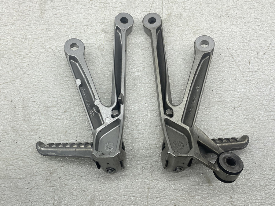 04-05 KAWASAKI NINJA ZX10R REAR BACK PASSENGER PEG SET PAIR