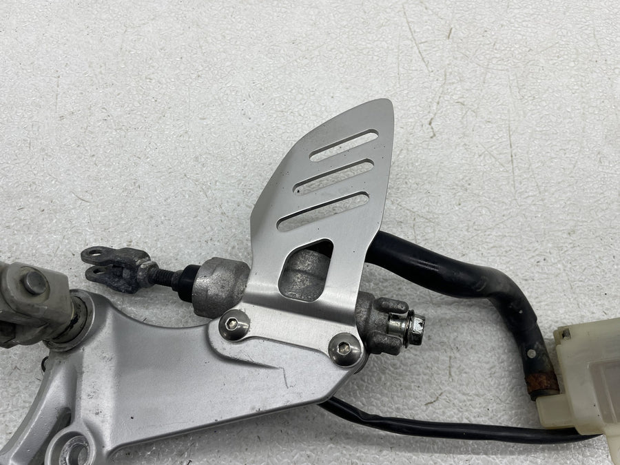 06-07 SUZUKI GSXR600 RIGHT REARSET REAR SET DRIVER FOOT PEG W/ REAR MASTER