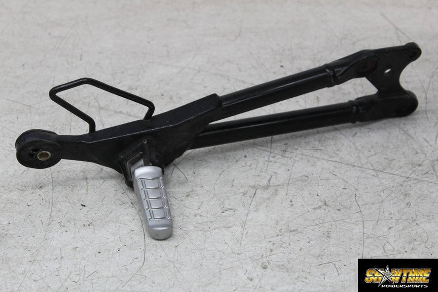 18 BMW G310GS G310 RIGHT REAR BACK PASSENGER FOOT PEG BRACKET