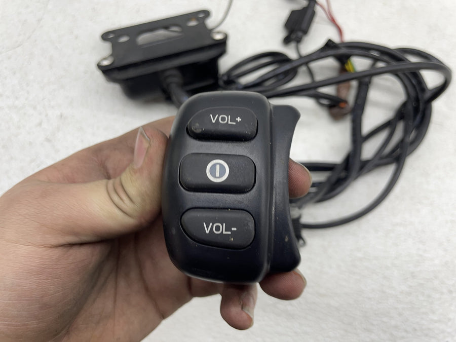07-11 HARLEY-DAVIDSON ROAD KING CLASSIC FLHRC AMPLIFIER & VOLUME CONTROL SWITCH