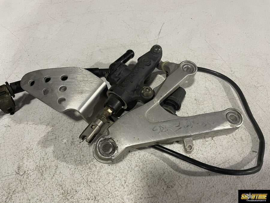 99-02 YAMAHA YZF R6 RIGHT REARSET REAR MASTER DRIVER FOOT PEG REST STOP