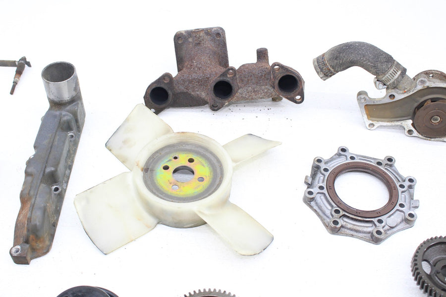 04-10 KUBOTA RTV900 ENGINE MOTOR PARTS HARDWARE GEAR SEAL FAN COVER PUMP PULLEY