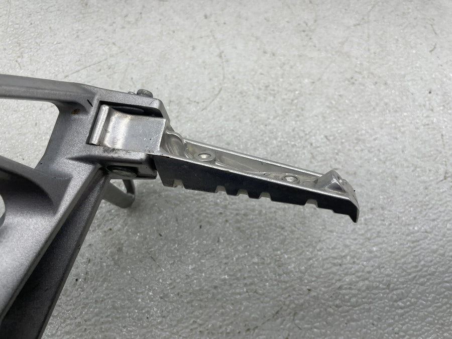 06-15 YAMAHA FZ1 RIGHT REAR BACK PASSENGER PEG