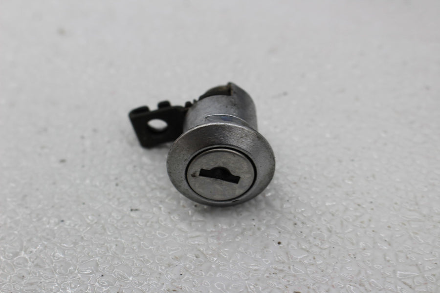 06-07 YAMAHA YZF R6 GAS CAP KEY AND HELMET LOCK