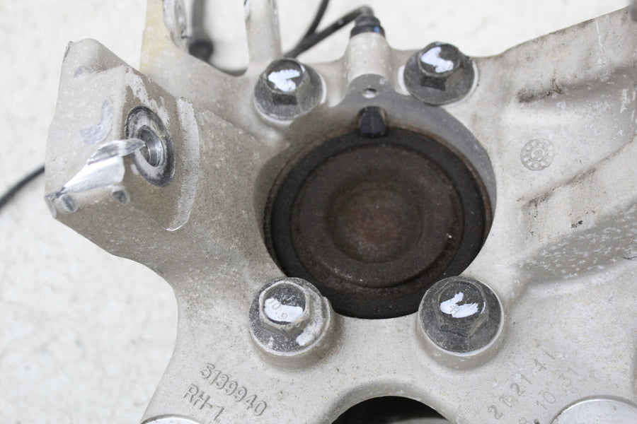 19 POLARIS SLINGSHOT SL FRONT RIGHT STEERING KNUCKLE SPINDLE HUB