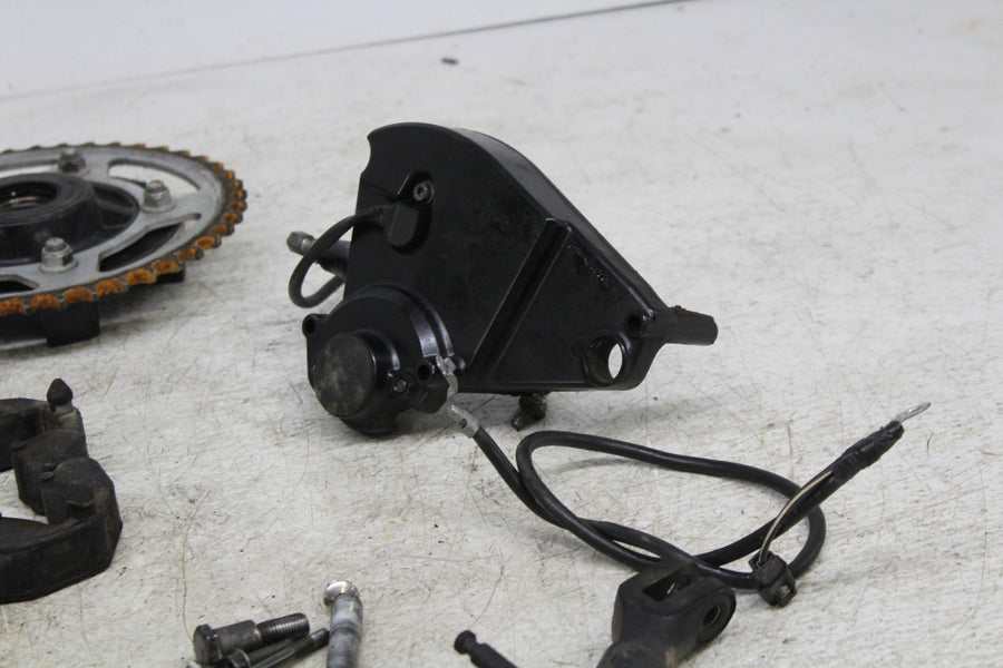 05 SUZUKI GSXR600 PARTS AND HARDWARE NUTS BOLTS HUB COVER UPPER TREE STAND MOUNT