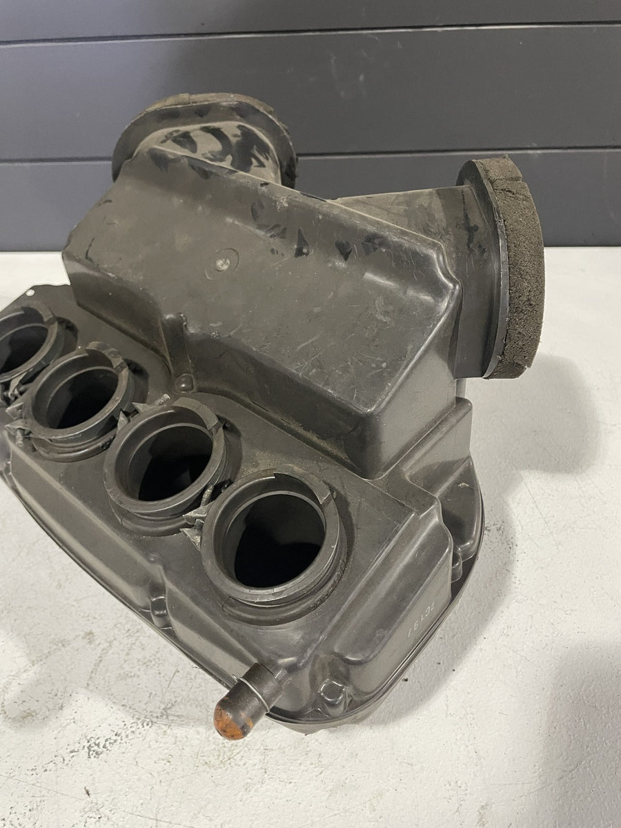 06-07 SUZUKI GSXR600 AIRBOX AIR INTAKE FILTER BOX 13700-01H01