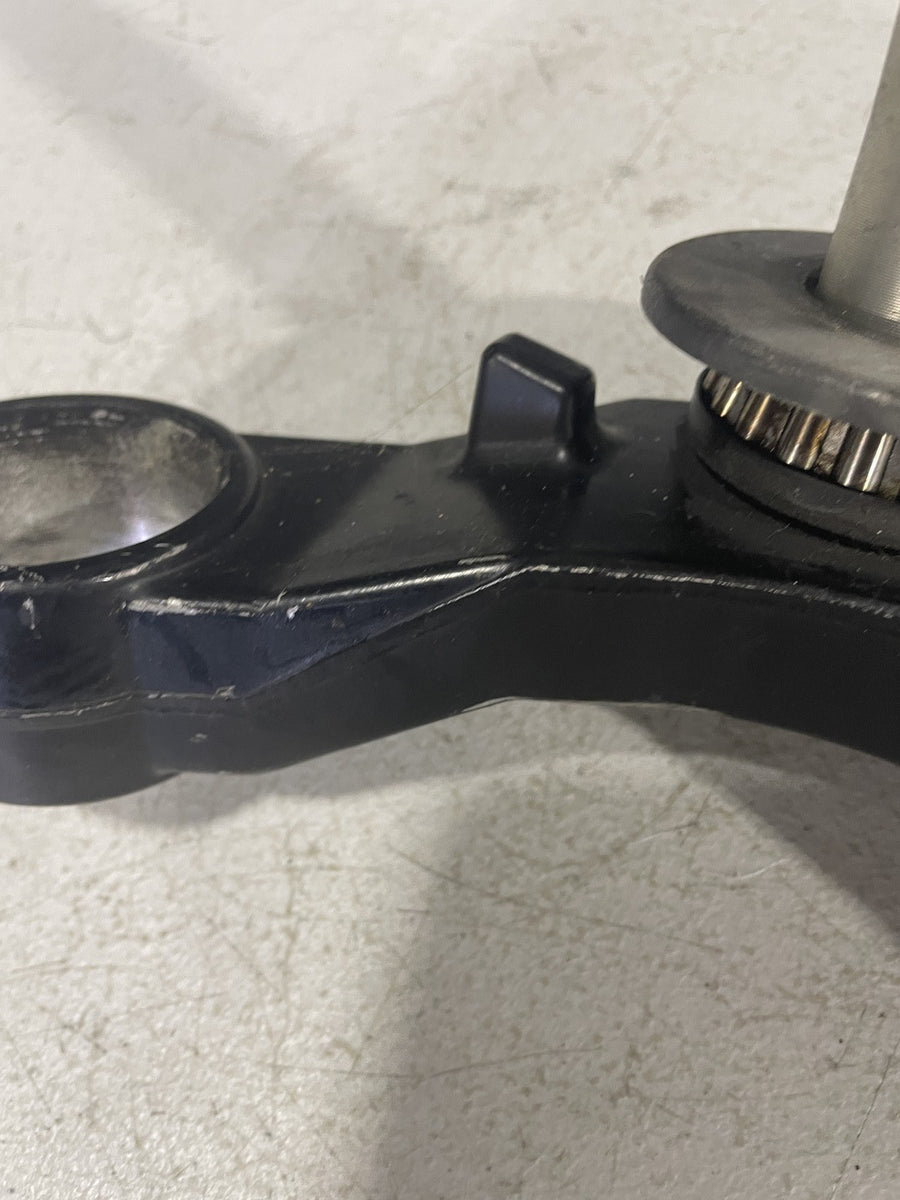 03 04 TRIUMPH DAYTONA 600 FRONT FORKS CLAMP LOWER TRIPLE TREE STEM