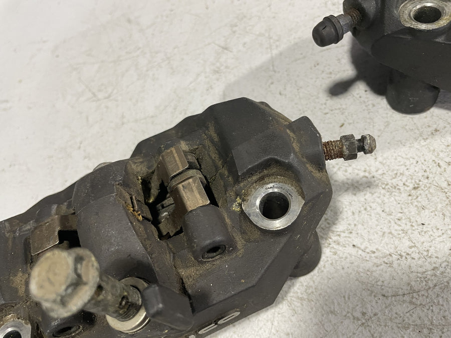 06-07 SUZUKI GSXR600 RIGHT LEFT FRONT BRAKE CALIPER SET PAIR CALIPERS