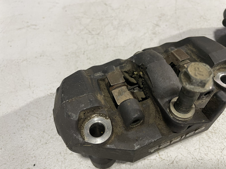 06-07 SUZUKI GSXR600 RIGHT LEFT FRONT BRAKE CALIPER SET PAIR CALIPERS