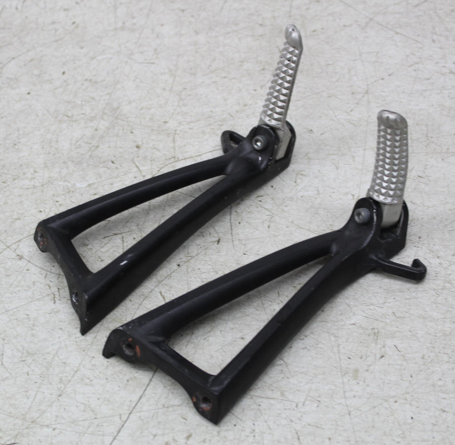 08-16 YAMAHA YZF R6 RIGHT LEFT REAR BACK PASSENGER PEGS STEPS PAIR (SEE DESCP)