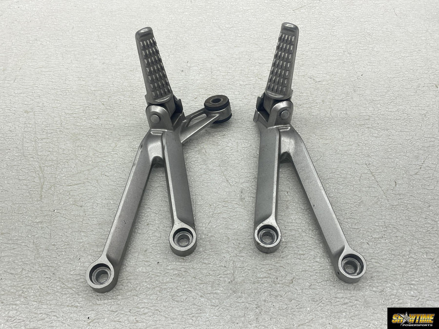04-05 KAWASAKI NINJA ZX10R REAR BACK PASSENGER PEG SET PAIR
