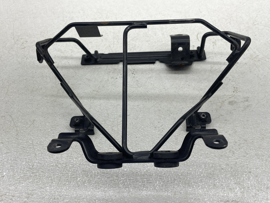 06-11 SUZUKI BOULEVARD M109R VZR1800 FRONT UPPER HEADLIGHT STAY BRACKET MOUNT