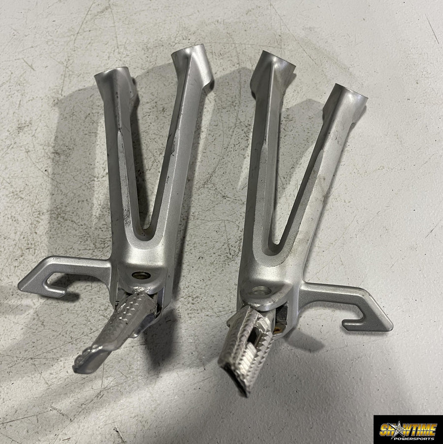 05-06 SUZUKI GSXR1000 REAR BACK PASSENGER PEG SET PAIR