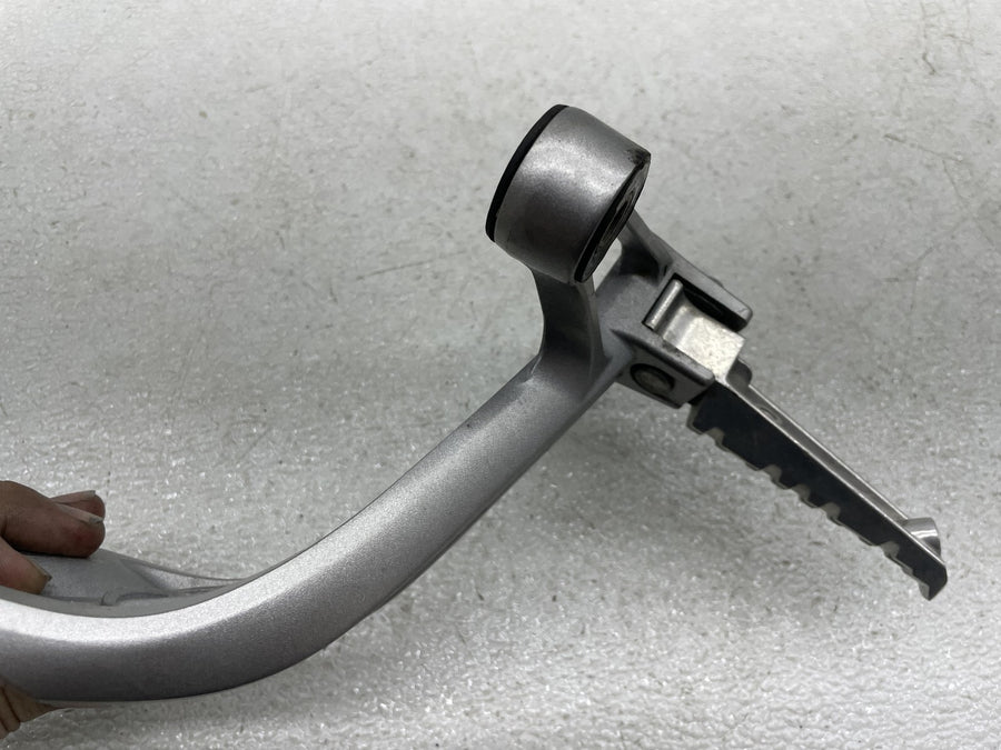 06-15 YAMAHA FZ1 RIGHT REAR BACK PASSENGER PEG