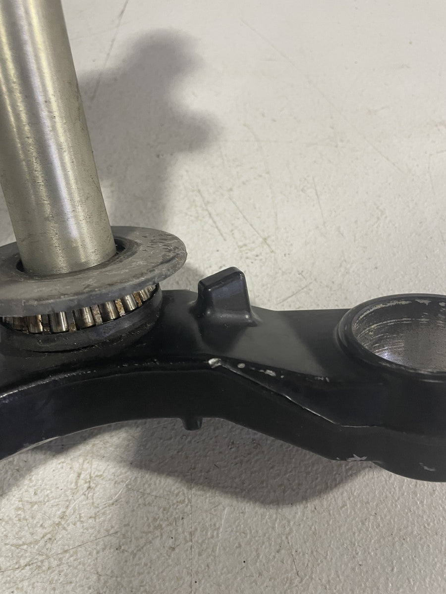 03 04 TRIUMPH DAYTONA 600 FRONT FORKS CLAMP LOWER TRIPLE TREE STEM